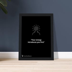 La tua energia ti presenta per prima – Arte murale minimalista – Poster motivazionale con cornice – Stampa con citazione in bianco e nero – Decorazione per la casa consapevole