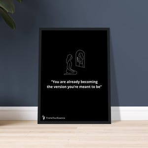 Stai già diventando la versione che dovresti essere - Citazione minimalista in bianco e nero - Arte murale con cornice per la crescita - Stampa motivazionale delicata
