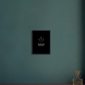 Sii gentile con questo momento – Arte murale minimalista in bianco e nero – Stampa con citazione sulla consapevolezza – Poster estetico calmo – Decorazione per una vita lenta
