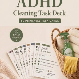 Op de afbeelding: Een set van 60 printbare ADHD-schoonmaaktaakkaarten in een waaieropstelling. De kaarten bevatten tekst zoals Tiny Tasks. Real Progress. ADHD Cleaning Task Deck en instructies. Een rieten mand bevat een groene reinigingsspray en gele handschoenen.