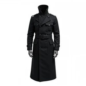 Könnte beinhalten: Ein langer, schwarzer Trenchcoat mit hohem Kragen, doppelreihiger Front und Taillengürtel. Der Mantel hat Schulterklappen und mehrere Taschen. Der Mantel ist ein klassisches Design, geeignet für verschiedene Anlässe.
