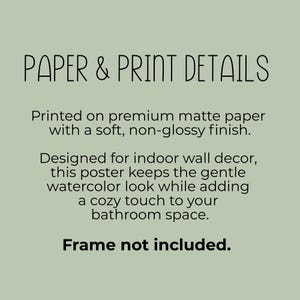 Pu&ograve; includere: Un grafico color verde salvia con testo nero che recita: PAPER & PRINT DETAILS. Printed on premium matte paper with a soft, non-glossy finish. Designed for indoor wall decor, this poster keeps the gentle watercolor look while adding a cozy touch to your bathroom space. Frame not included.