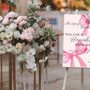 Kaart She's Tying the Knot-details: kaart trouwkaart, parkeerinstructies, dresscode invoegen, registratiegegevens, uitnodiging vrijgezellenfeest