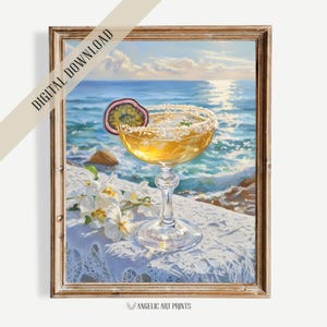 Könnte beinhalten: Gerahmter digitaler Download-Druck eines Margarita-Cocktails mit einer Passionsfrucht-Garnitur. Das Getränk steht auf einer weißen Spitzendecke mit weißen Blumen und blickt auf eine Meereslandschaft mit heller Sonne und blauem Wasser.