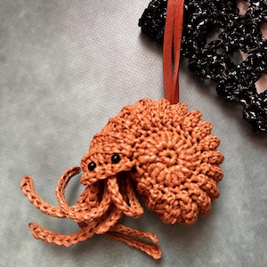 Chaveiro de ráfia com concha de crochê: pingente de bolsa com tema de oceano