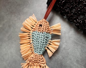 Llavero de pez de rafia de crochet: Charm para bolso con temática oceánica