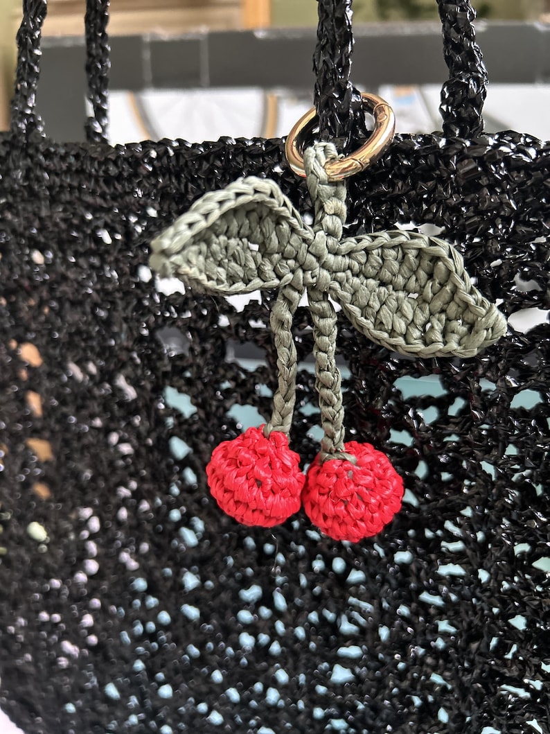Virkad väska med körsbärsmönster: Handgjord boho nyckelring bild 5
