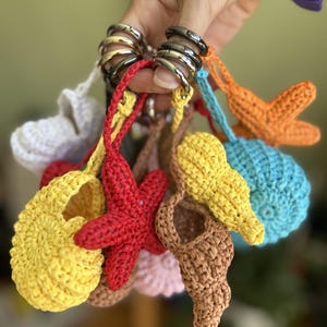 Raffia Spiral Shell SeaShell Starfish Bag Charm Crochet Keychains Handmade Ocean-Themed Bag Accessories Nautical Coastal Beachy Summer Decor