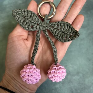 Virkad väska med körsbärsmönster: Handgjord boho nyckelring bild 7