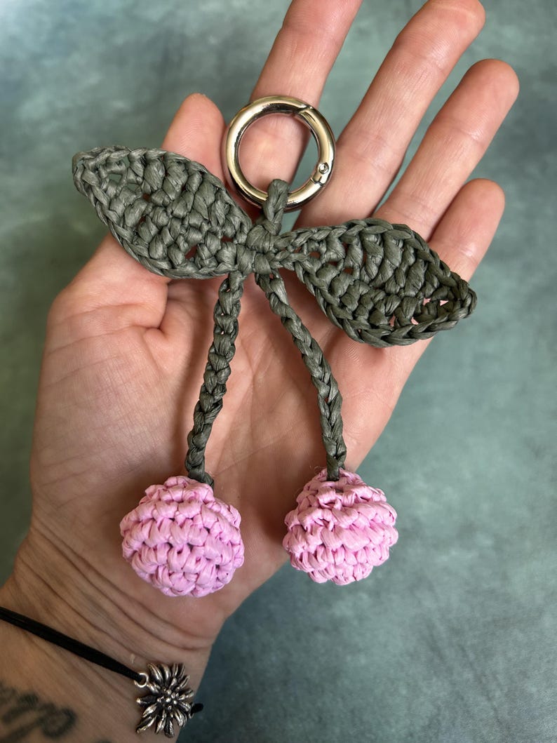 Virkad väska med körsbärsmönster: Handgjord boho nyckelring bild 7