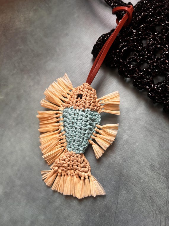 Crochet Raffia Fish Keychain: Ocean-Themed Bag Charm