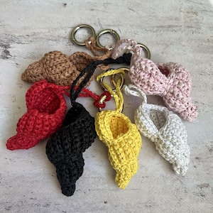 Crochet Nautical Spiral Shell Bag Charm, Raffia Ocean-Themed Keychains, Beachy Summer Bag Accessories, Handmade Coastal Seashell decor
