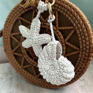 Seashell and Starfish Bag Charm Crochet Shell Keychain Nautical Summer Raffia Bag Accessories Ocean Beach Keyring Coastal Handmade Bag Decor