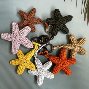 Crochet Nautical Starfish Keychain Raffia Ocean-Themed Bag Charm Beachy Summer Bag Accessory Handmade Coastal Seashell Decor