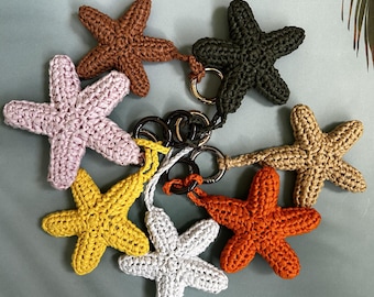 Llavero de estrella de mar de rafia de ganchillo: un adorno para bolso con temática playera y marina.