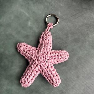 Crochet raffia starfish keychain, nautical summer bag charm, travel cute bag accessories, beach aesthetic style,  ocean handmade decor