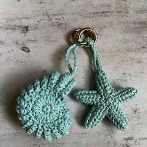 Crochet Summer Bag Charm Raffia Seashell and Starfish Keychain Nautical Bag Accessories Ocean Beach Keyring Handmade Bag Decor