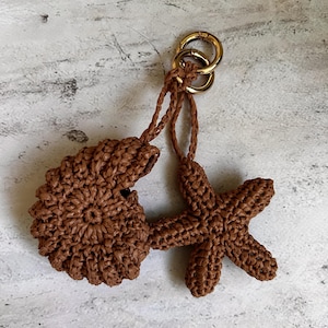 Crochet Raffia Bag Charm Summer Seashell and Starfish Keychain Ocean Beach Keyring Handmade Bag Decor Nautical Bag Accessories