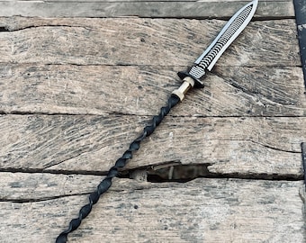 Lanza de caza forjada a mano, lanza medieval hecha a mano, lanza de inspiración vikinga, lanza de acero al carbono con funda de cuero, decoración de guerrero, artículo de colección.