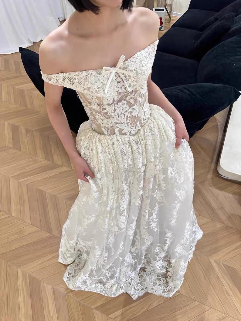 Vintage Off-the-shoulder Lace Wedding Dress for a Princess Look