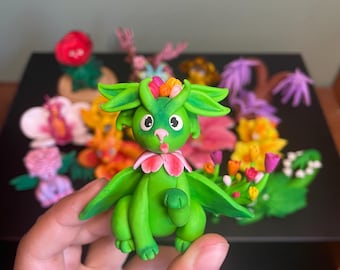 Dragon fleur en pâte polymère – Figurine artisanale unique – Créature féerique décorative – Cadeau original fait main