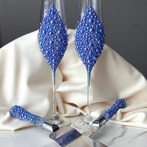 Pearl wedding toasting flutes and cake cutting set Blue champagne glases Cake knife and server set Wedding champagne flutes Cake cutter set