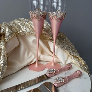 Rose gold wedding glasses and cake cutting set Crystal champagne flutes Cake knife and server set Wedding champagne glases Toasting flutes