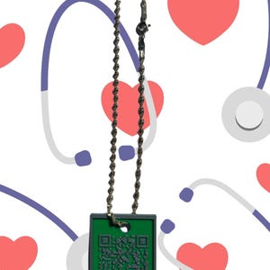 Puede incluir: Una etiqueta cuadrada verde con un código QR gris en una cadena plateada. La etiqueta está rodeada de corazones y estetoscopios.