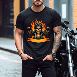 K&ouml;nnte beinhalten: Schwarzes T-Shirt mit einem Totenkopf-Biker-Motiv, Flammen und einem Motorrad. Das Design zeigt einen Sch&auml;del mit Helm und Brille, der ein Motorrad mit orangefarbenen Flammen f&auml;hrt. Das T-Shirt hat einen klassischen Rundhalsausschnitt.