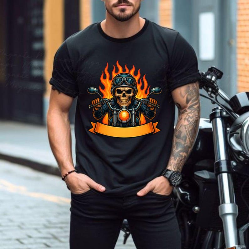 K&ouml;nnte beinhalten: Schwarzes T-Shirt mit einem Totenkopf-Biker-Motiv, Flammen und einem Motorrad. Das Design zeigt einen Sch&auml;del mit Helm und Brille, der ein Motorrad mit orangefarbenen Flammen f&auml;hrt. Das T-Shirt hat einen klassischen Rundhalsausschnitt.