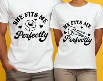 Sie passt mir perfekt, lustige passende Paare Shirts SVG, lustiges Paar Valentinstag SVG, lustiges passendes Jubiläum Shirts SVG Design