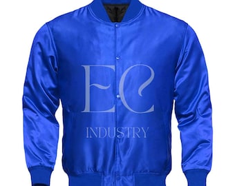 Puede incluir: Una chaqueta de béisbol de satén azul real con un logotipo bordado en blanco "EC INDUSTRY".