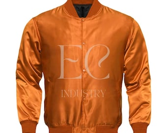 Puede incluir: Una chaqueta de béisbol de satén naranja brillante con cierre de presión y puños y cintura de canalé. La chaqueta tiene las letras "EC" y la palabra "INDUSTRY" impresas en la parte delantera.