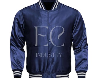Puede incluir: Una chaqueta de béisbol de satén azul marino con ribetes blancos y azul marino a rayas alrededor del cuello, los puños y la cintura. La chaqueta tiene cierre de botones y presenta el texto "EC INDUSTRY" en la parte delantera.