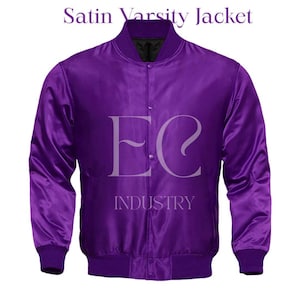 Puede incluir: Una chaqueta de béisbol de satén morado con un logotipo blanco "EC INDUSTRY" en la parte delantera.