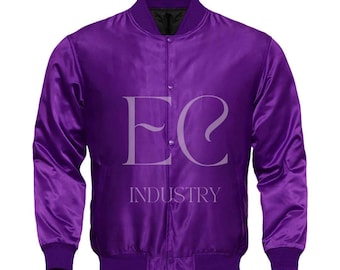 Puede incluir: Una chaqueta de béisbol de satén morado con un logotipo blanco "EC INDUSTRY" en la parte delantera.