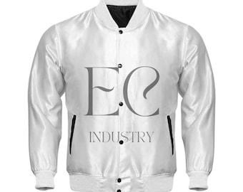 Puede incluir: Chaqueta de béisbol de satén blanco con ribetes de canalé negros y una cremallera negra. La chaqueta tiene un gran logotipo gris "EC INDUSTRY" en la parte delantera.