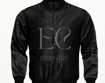 Puede incluir: Chaqueta de béisbol de satén negro con cierre de presión y un gran logotipo "EC INDUSTRY" en la parte delantera.