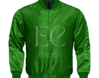 Puede incluir: Una chaqueta de béisbol de satén verde con cierre de presión y puños y cintura de canalé. La chaqueta tiene las letras "EC" y la palabra "INDUSTRY" impresa en la parte delantera.