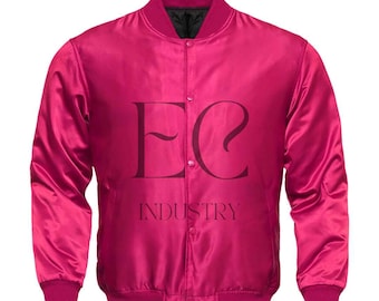 Puede incluir: Una chaqueta de béisbol de satén rosa con un logotipo negro "EC INDUSTRY" en la parte delantera.
