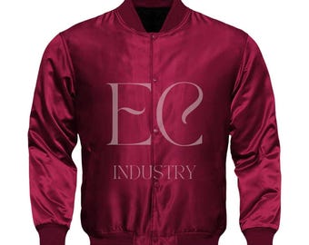 Puede incluir: Una chaqueta de béisbol de satén granate con un logotipo blanco "EC INDUSTRY" en la parte delantera.
