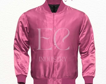 Puede incluir: Una chaqueta de béisbol de satén rosa con cierre de cremallera y puños y cintura de canalé. La chaqueta tiene el texto "EC INDUSTRY" impreso en la parte delantera.