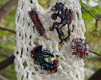 Romantic Handmade Crochet Net Bag with Beaded Brooches – White Mesh Shoulder Bag – Cute Gift for Her, Boho Picnic Purse