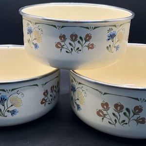 Vintage Kobe Kitchen metal enamel Nesting Mixing Bowls set of 3 floral 7”-5.5”