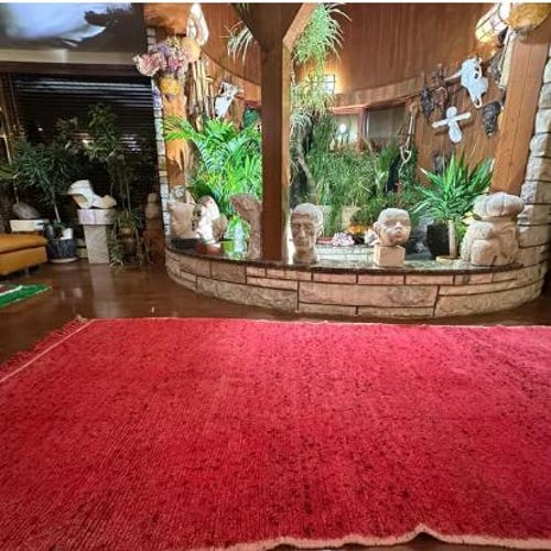 手織りモロッコウールラグ：深紅の幾何学模様（2フィート×6フィート