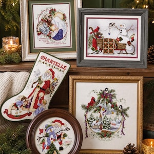 Puede incluir: Una colección de obras de arte de punto de cruz enmarcadas y un calcetín navideño. Las obras de arte representan escenas festivas con temas religiosos e invernales. La paleta de colores incluye rojos, verdes y blancos, con marcos dorados y marrones.