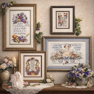 Può includere: Una collezione di campioni a punto croce incorniciati con disegni floreali e alfabetici. Le cornici sono dorate e marroni, e i campioni presentano fiori colorati, frutta e un bambino con un carretto. Il tema generale è vintage e decorativo.