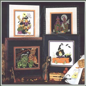 Könnte beinhalten: Vier gerahmte Halloween-Kreuzstich-Sampler. Der obere linke Sampler sagt "Girls Night Out!" und zeigt Hexen. Der obere rechte Sampler zeigt ein Spukhaus. Der untere linke Sampler sagt "Hello Monsters" und zeigt Frankenstein. Der untere rechte Sampler sagt "Welcome" und zeigt eine Hexe.