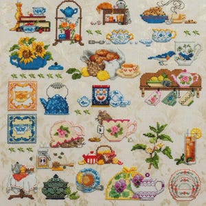 Puede incluir: Un muestrario de punto de cruz con varios diseños temáticos de té. La imagen incluye tazas de té, teteras, galletas, limones y arreglos florales. La paleta de colores está dominada por azules, amarillos y rosas, con detalles intrincados.