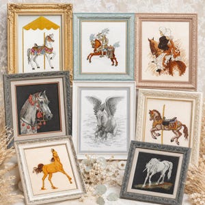 Puede incluir: Colección de obras de arte en punto de cruz enmarcadas con caballos. Las obras representan varias escenas, incluyendo caballos de carrusel, un caballero a caballo, un pegaso y un unicornio. Los marcos son de varios colores y estilos.
